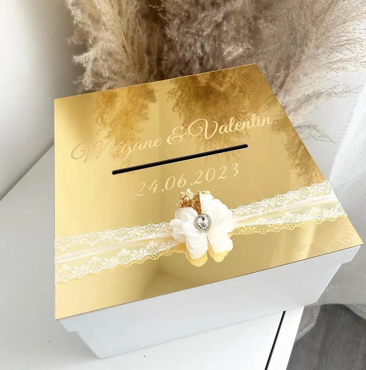 Urne de mariage dorée personnalisée avec dentelle et fleur blanche, idéale pour recueillir les enveloppes des invités