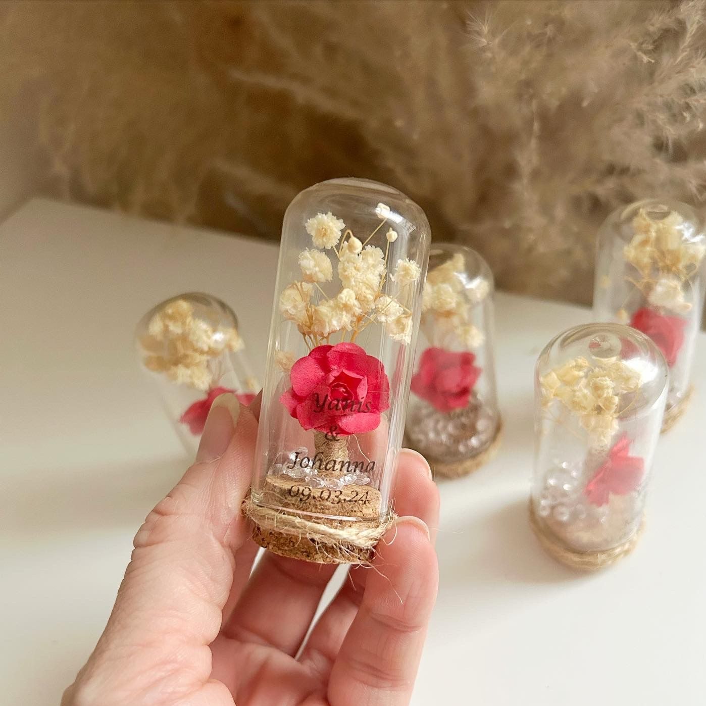 Cloche Gysophila personnalisée avec fleurs séchées, rose en papier de soie et perles nacrées, cadeau invité mariage