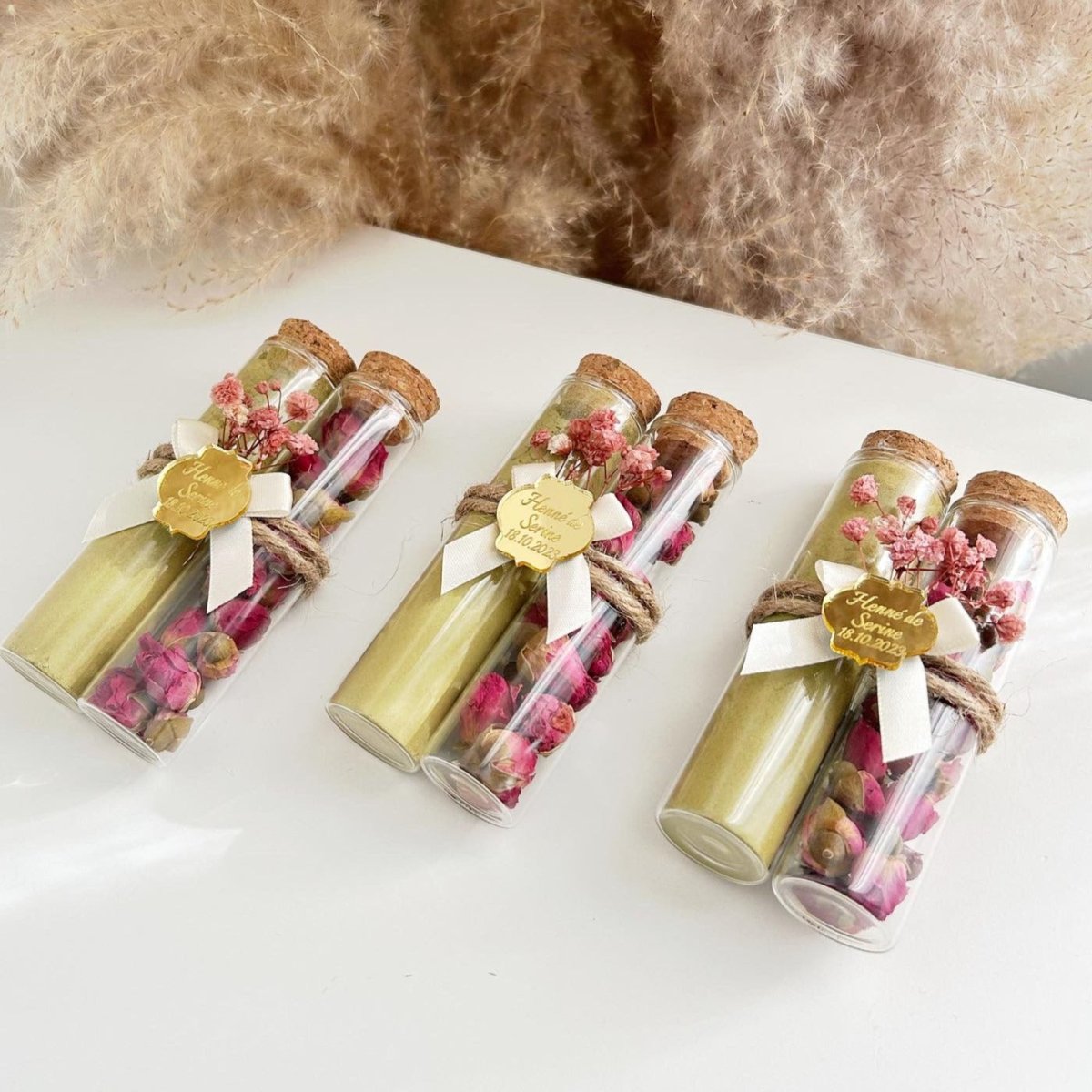 Tube de henné et roses séchées pour cadeau invité mariage