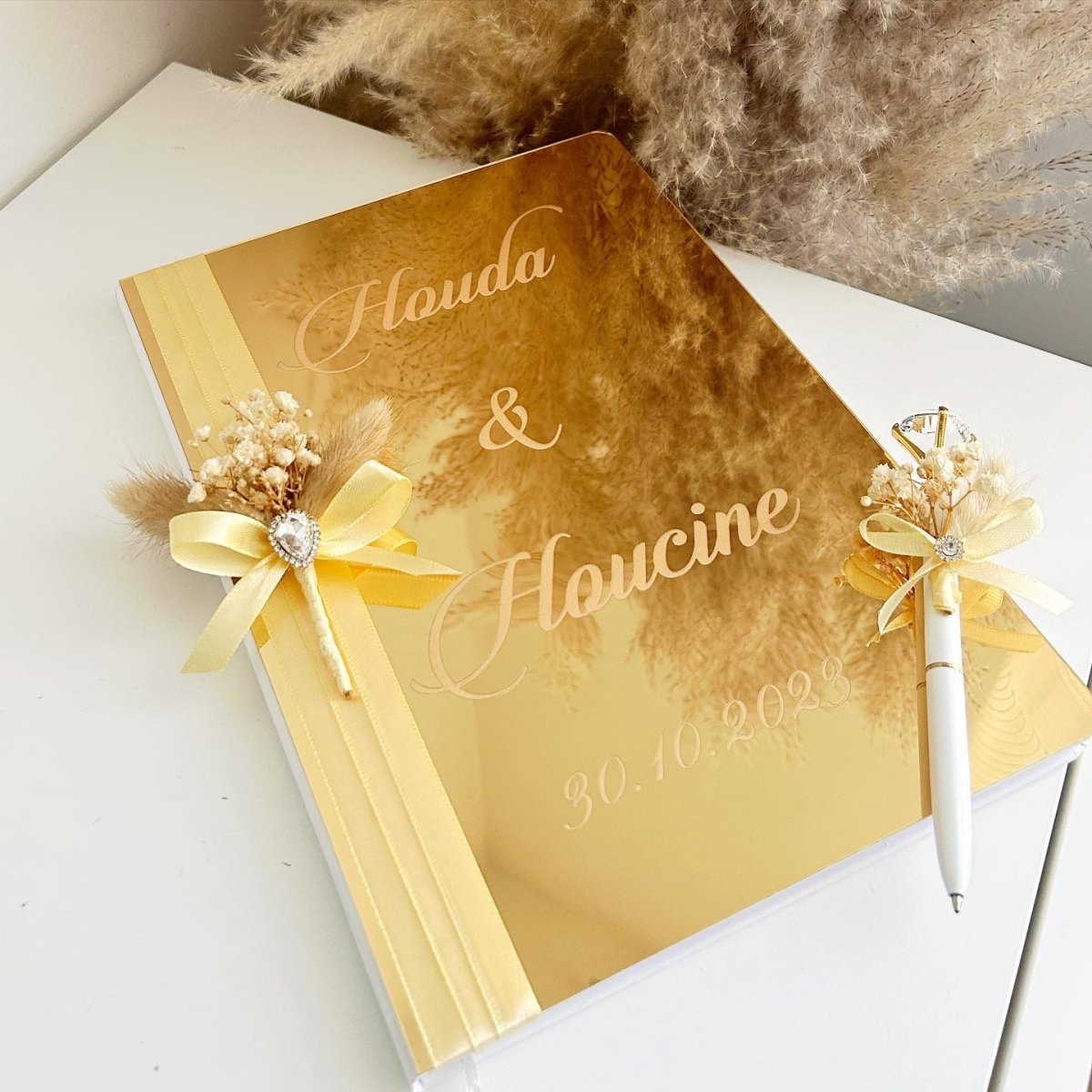 Livre d'Or Pampa personnalisé avec gravure plexiglas doré et fleurs séchées pour mariage