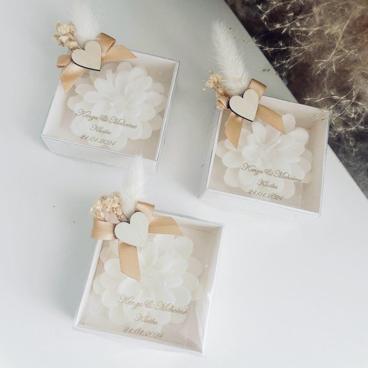 Bougie Pivoine Cœur Bois personnalisée avec cœur en bois, fleurs séchées et nœud en satin, cadeau invité mariage