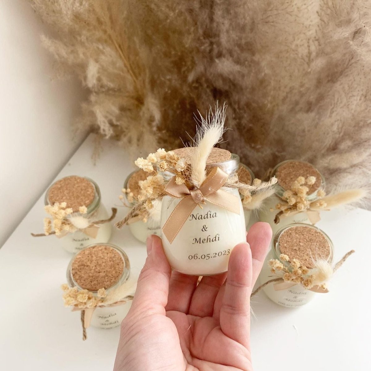 Bougie Pocahontas personnalisée avec couvercle en bois, fleurs séchées et nœud en satin, cadeau invité mariage ou baptême