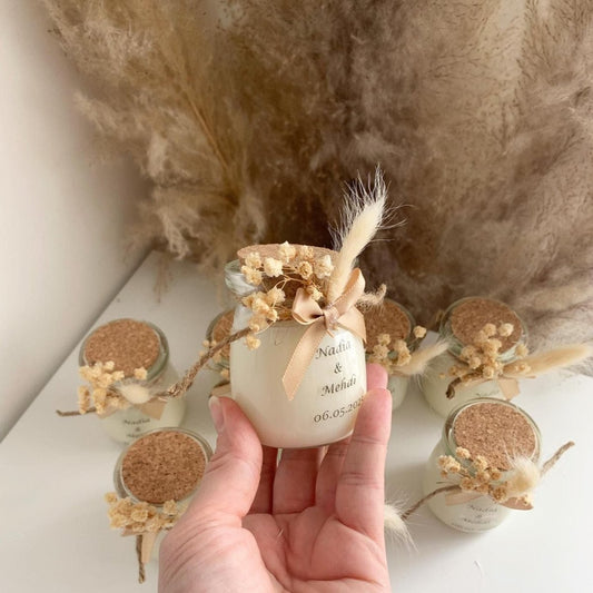 Bougie Pocahontas personnalisée avec couvercle en bois, fleurs séchées et nœud en satin, cadeau invité mariage ou baptême