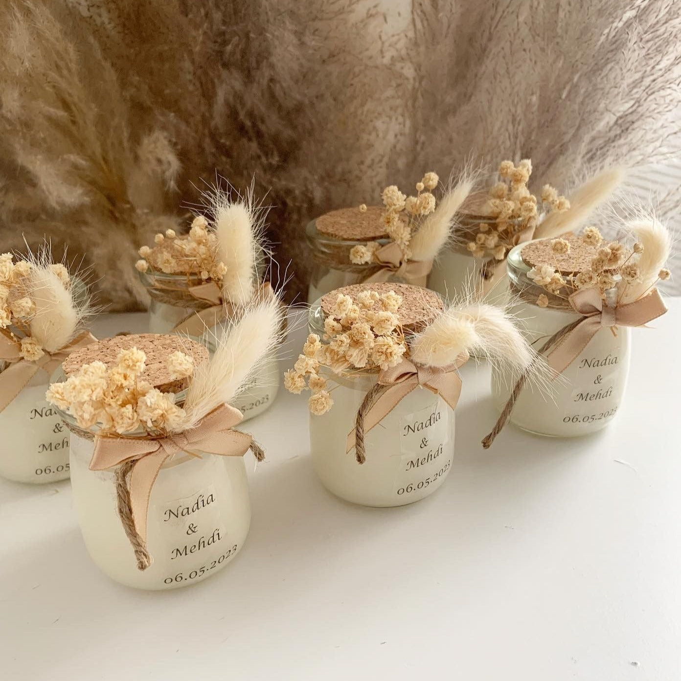 Bougie Pocahontas personnalisée avec couvercle en bois, fleurs séchées et nœud en satin, cadeau invité mariage ou baptême