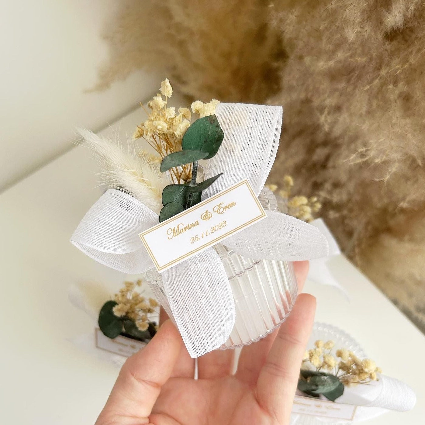 Bougie Roma personnalisée avec fleurs séchées et nœud en organza, cadeau invité mariage